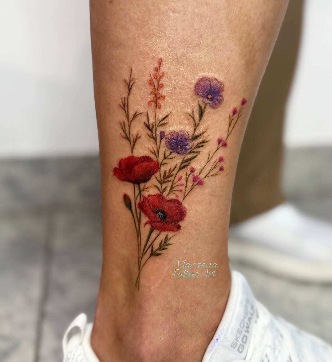 Tatuaż kolorowych kwiatów na łydce — akwarelowy, marzenatattooart, Kraków
