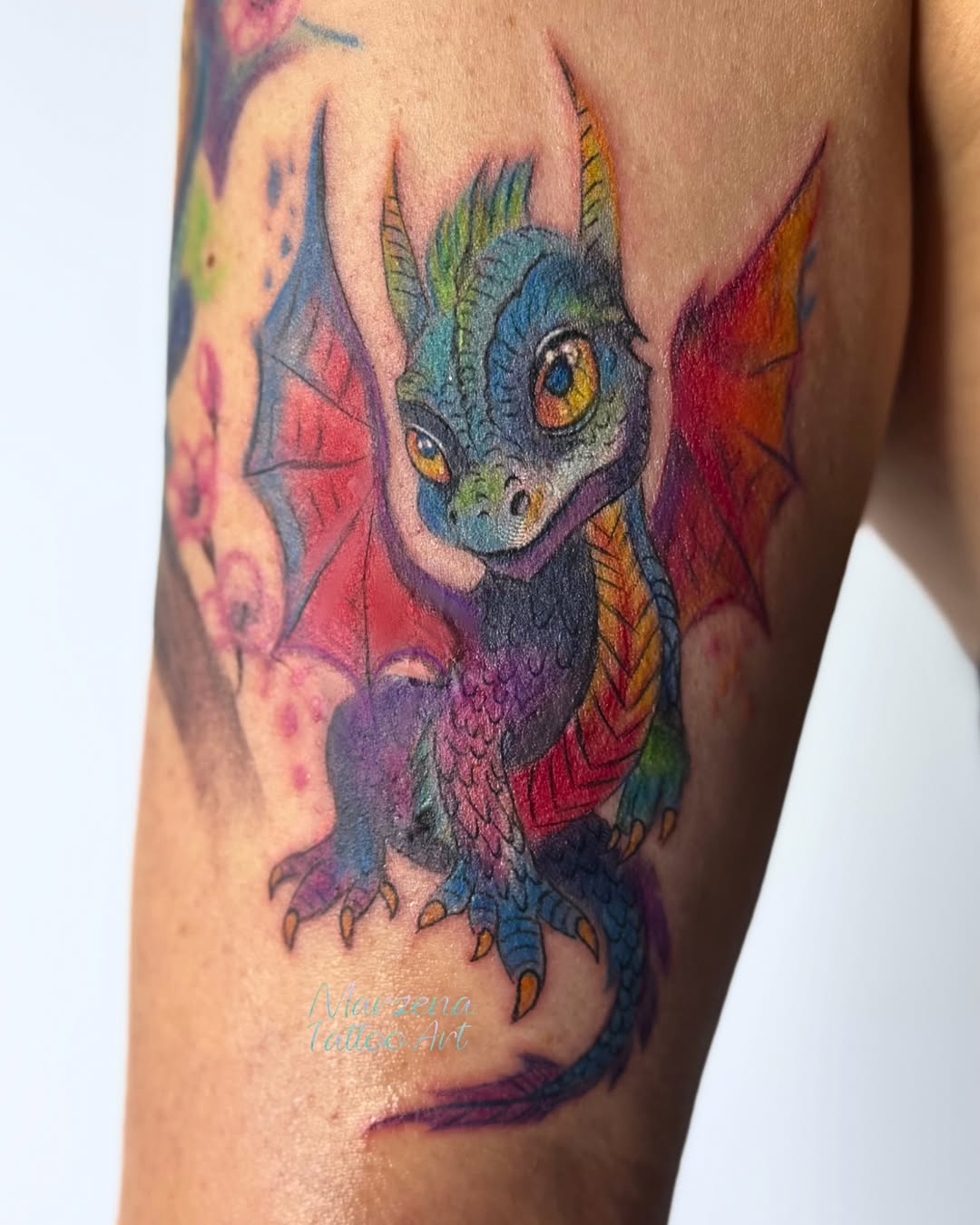 Tatuaż smok na ramieniu — kolorowy, ilustracyjny, marzenatattooart, Kraków