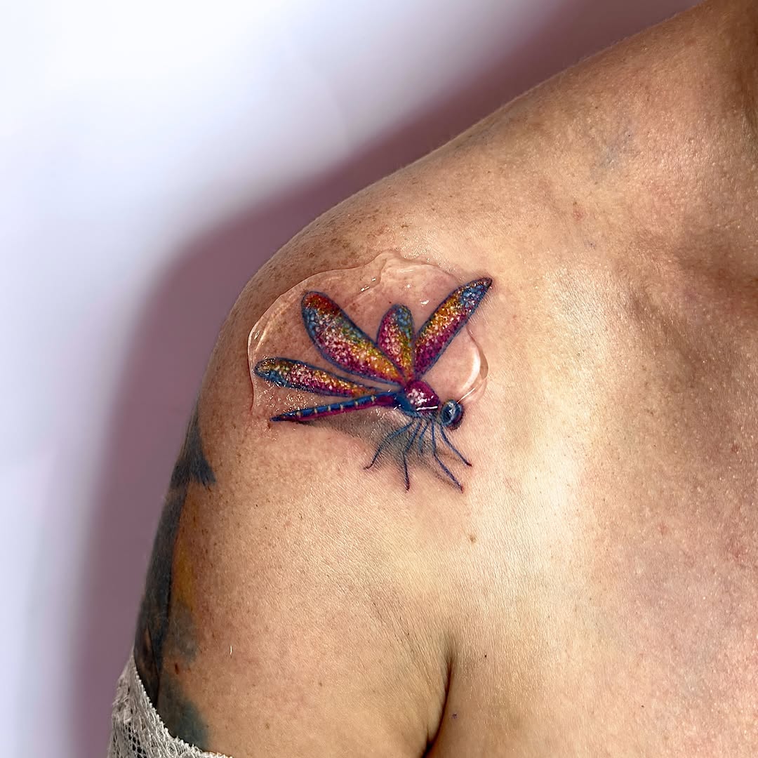 Tatuaż: ważka · owad. Wykonał marzenatattooart (Kraków). Otwórz zdjęcie w profilu.