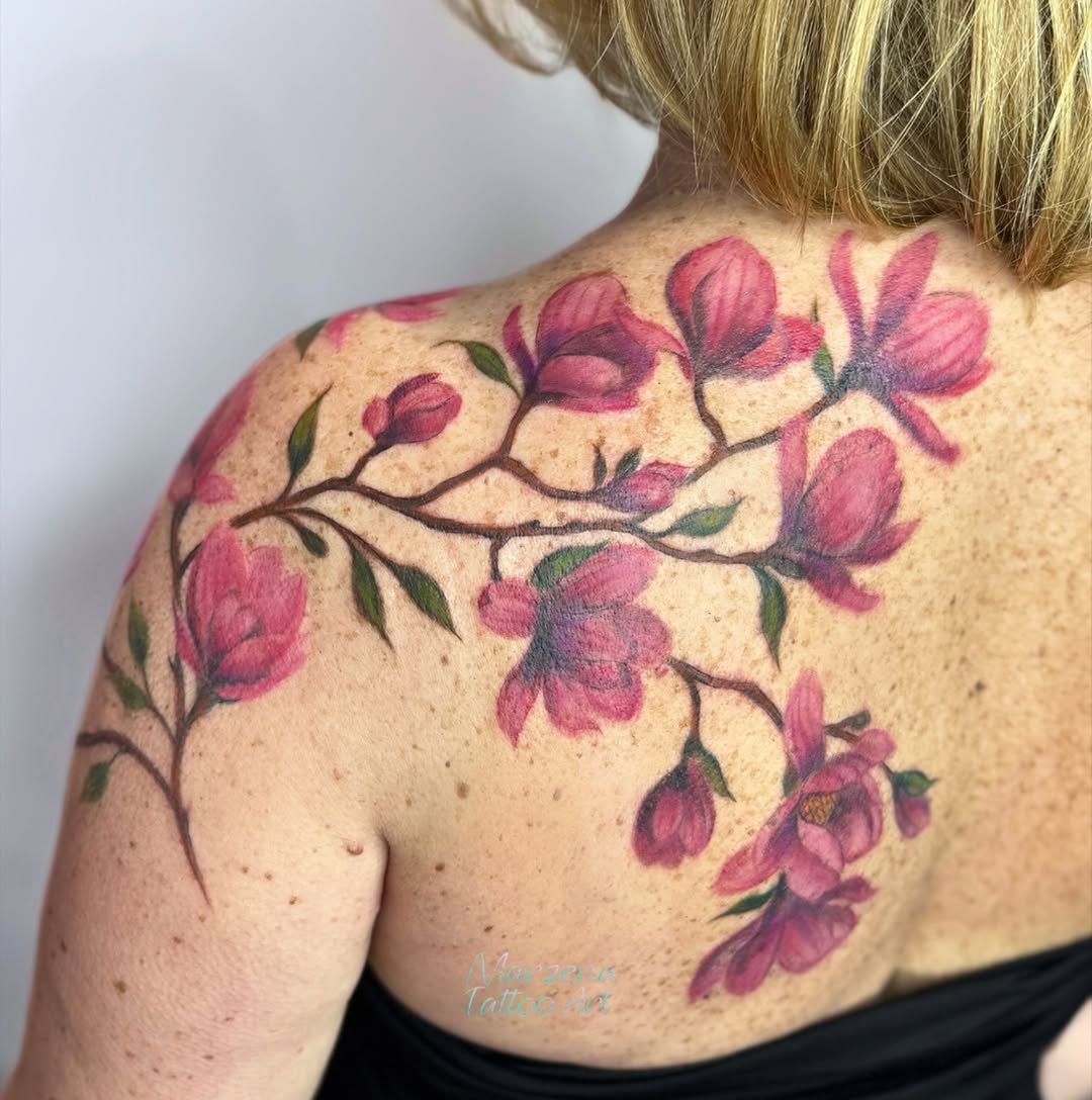 Tatuaż magnolii na plecach — realistyczny, akwarela, marzenatattooart, Kraków