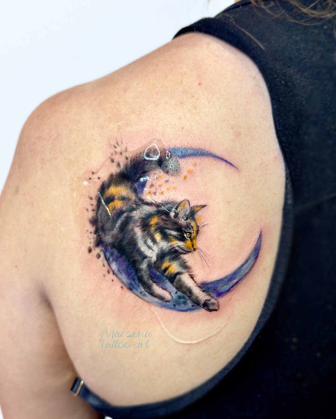 Tatuaż: kot · księżyc. Wykonał marzenatattooart (Kraków). Otwórz zdjęcie w profilu.