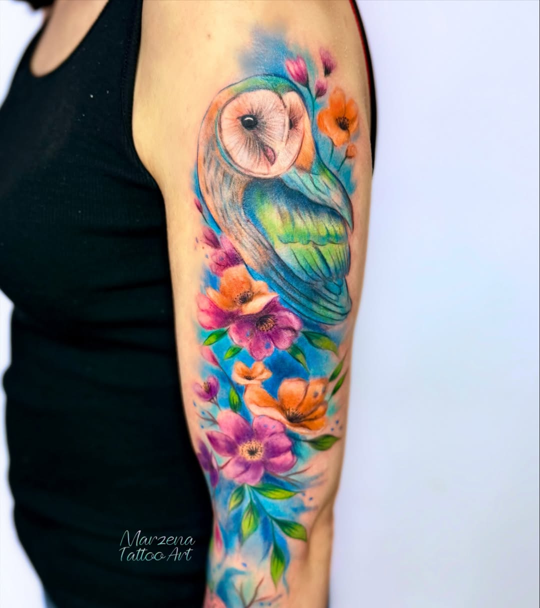 Tatuaż: sowa · kwiat. Wykonał marzenatattooart (Kraków). Otwórz zdjęcie w profilu.