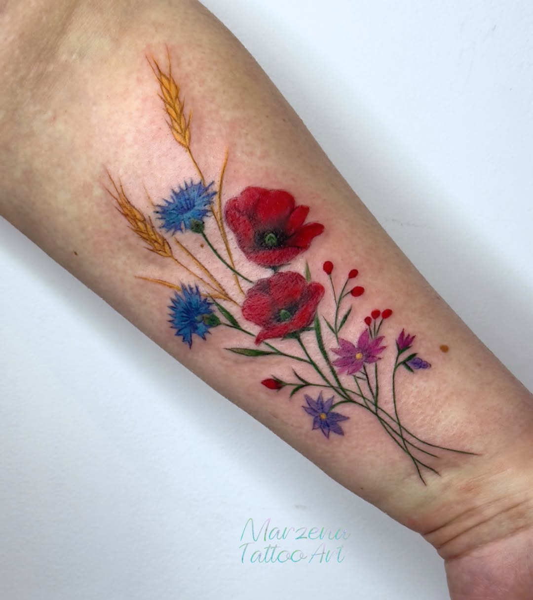 Tatuaż maków i roślin na przedramieniu — kolorowy, Marzena Tattoo Art, Kraków