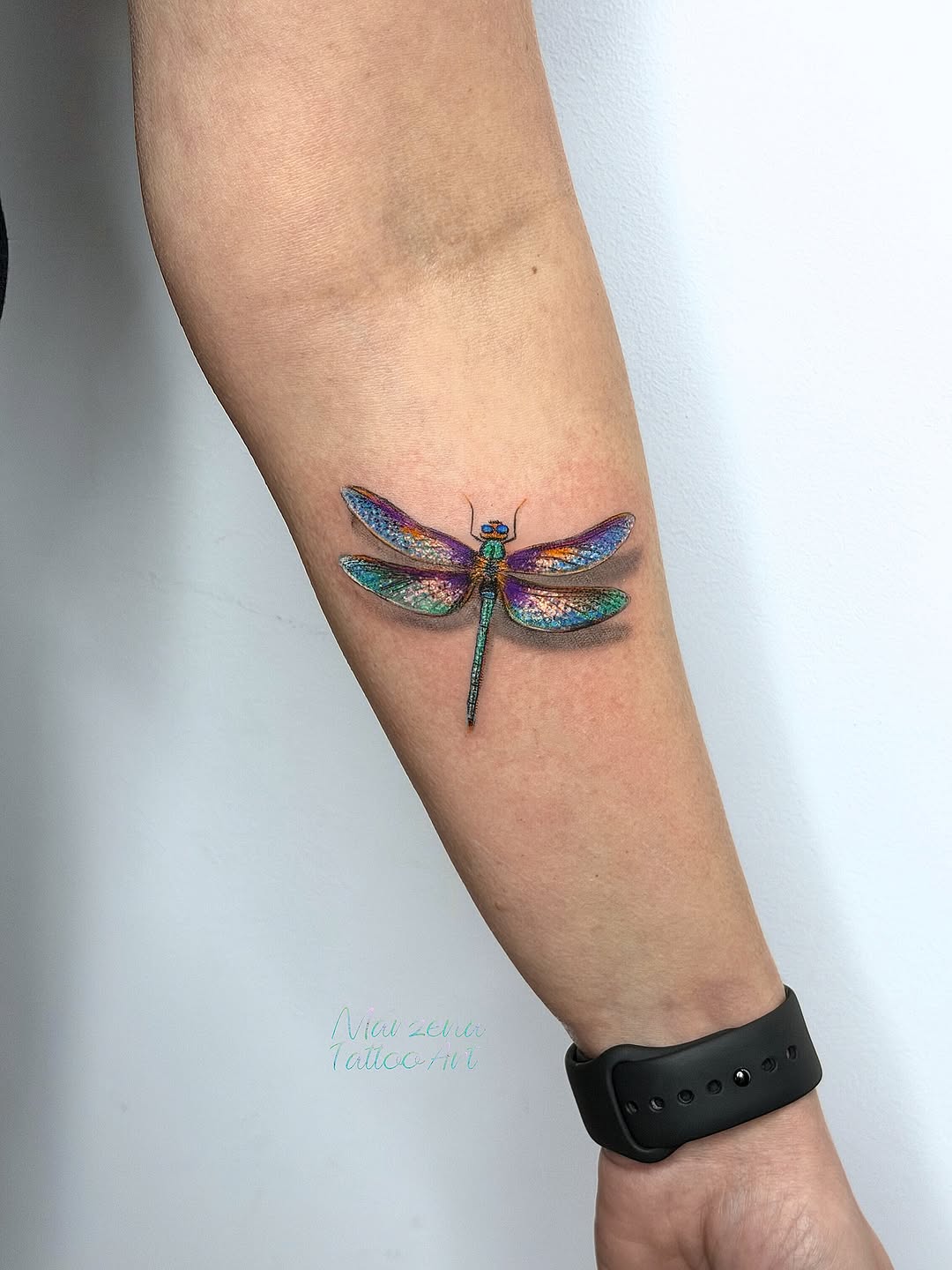 Tatuaż: ważka · owad. Wykonał marzenatattooart (Kraków). Otwórz zdjęcie w profilu.