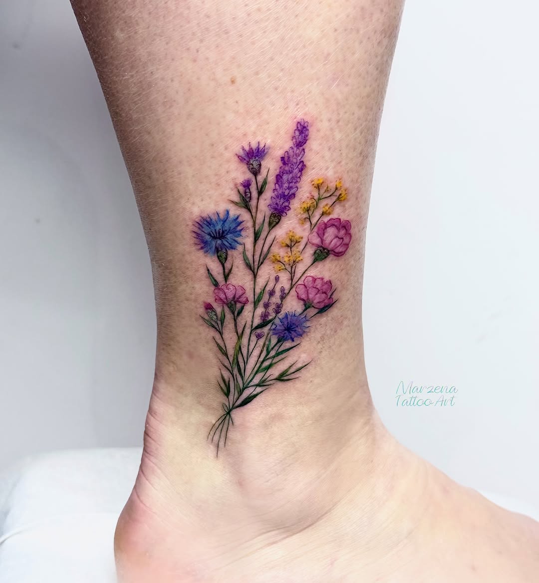 Tatuaż: kwiaty · rośliny. Wykonał marzenatattooart (Kraków). Otwórz zdjęcie w profilu.