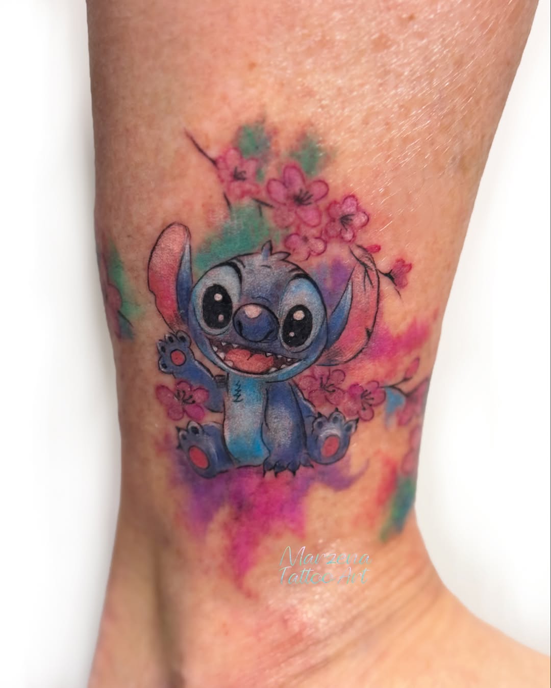 Tatuaż animowanej postaci i kwitnącej wiśni na kostce — akwarela, marzenatattooart, Kraków