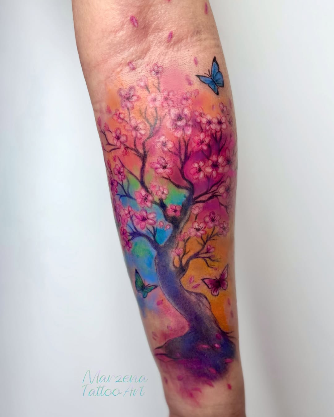 Tatuaż: drzewo · motyl. Wykonał marzenatattooart (Kraków). Otwórz zdjęcie w profilu.