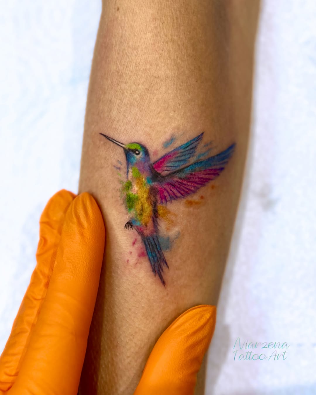 Tatuaż koliber na przedramieniu — akwarela, marzenatattooart, Kraków