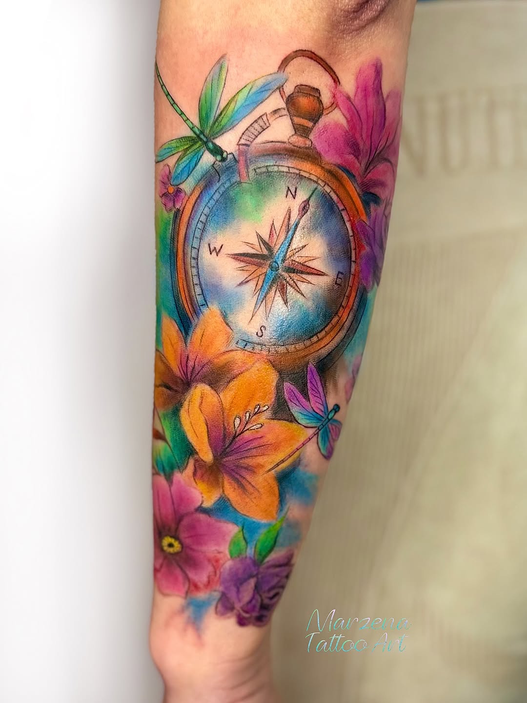 Tatuaż: kompas · motyl. Wykonał marzenatattooart (Kraków). Otwórz zdjęcie w profilu.